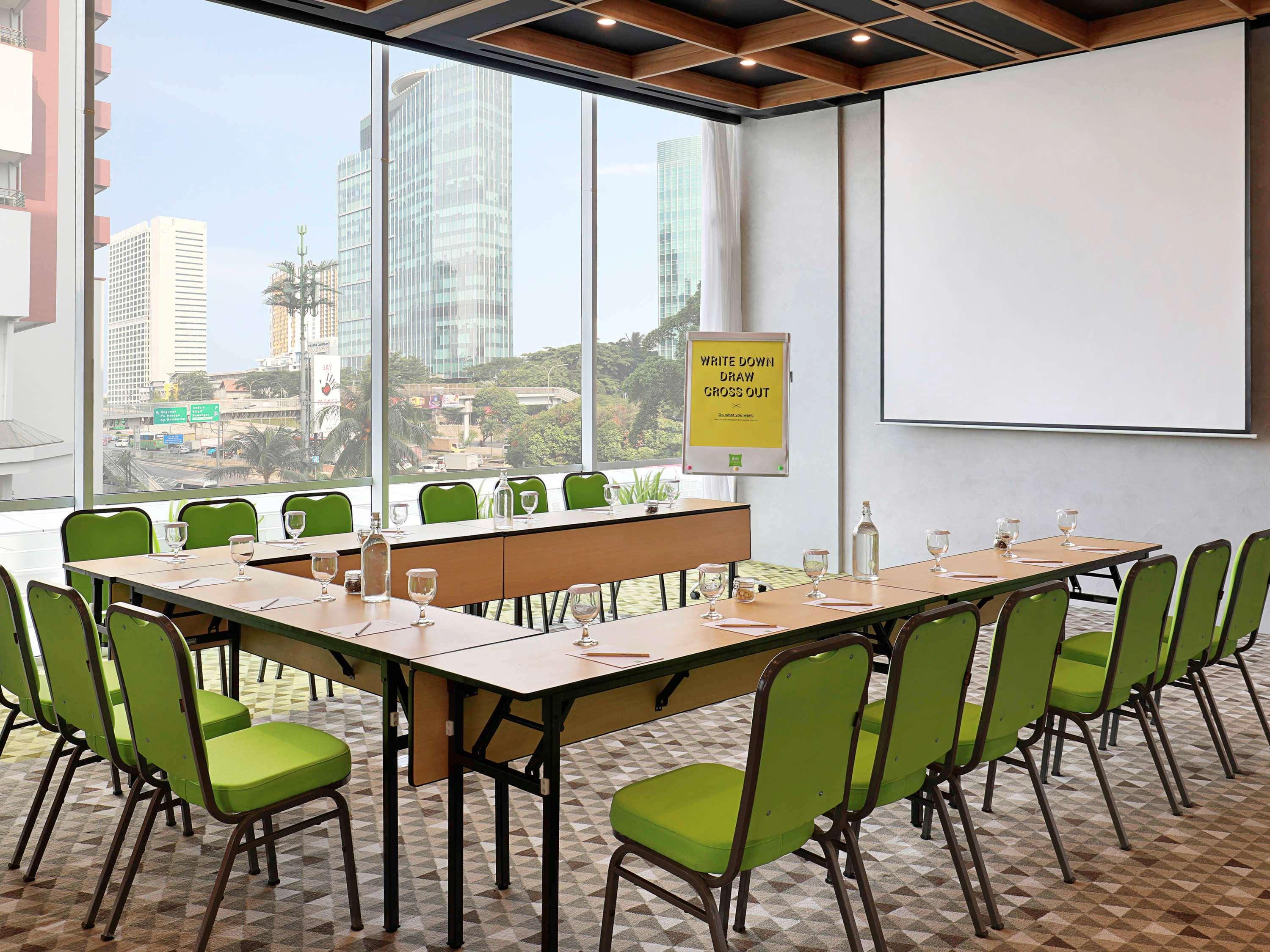 Ibis Styles Jakarta Simatupang Exterior foto